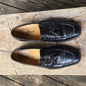 COLE HAAN. Mens Black Leather Tassel Loafers. Size  8.5M. Good!